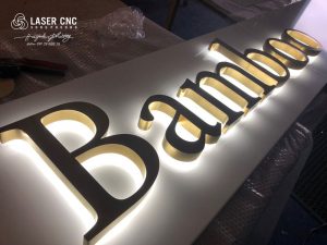 Chữ inox mica hắc sáng chân