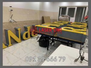 chu inox mat mica hut noi 4