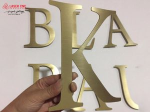 Sử dụng máy uốn chân chữ inox để uốn chữ đã cắt, tạo các mặt góc cạnh