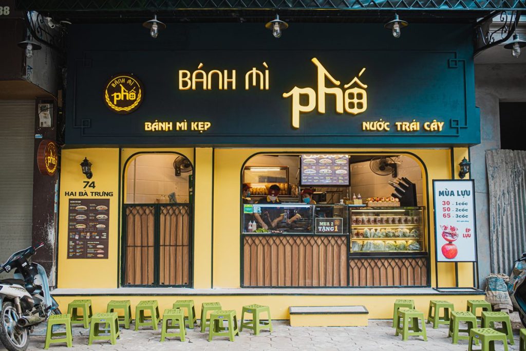 Màu sắc và kích thước bảng hiệu phù hợp
